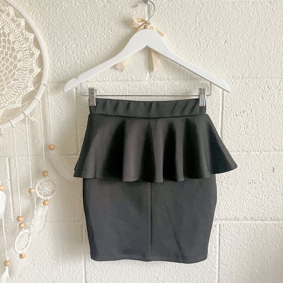 2B Bebe Ruffle Mini Black Pencil Skirt - Picture 4 of 9